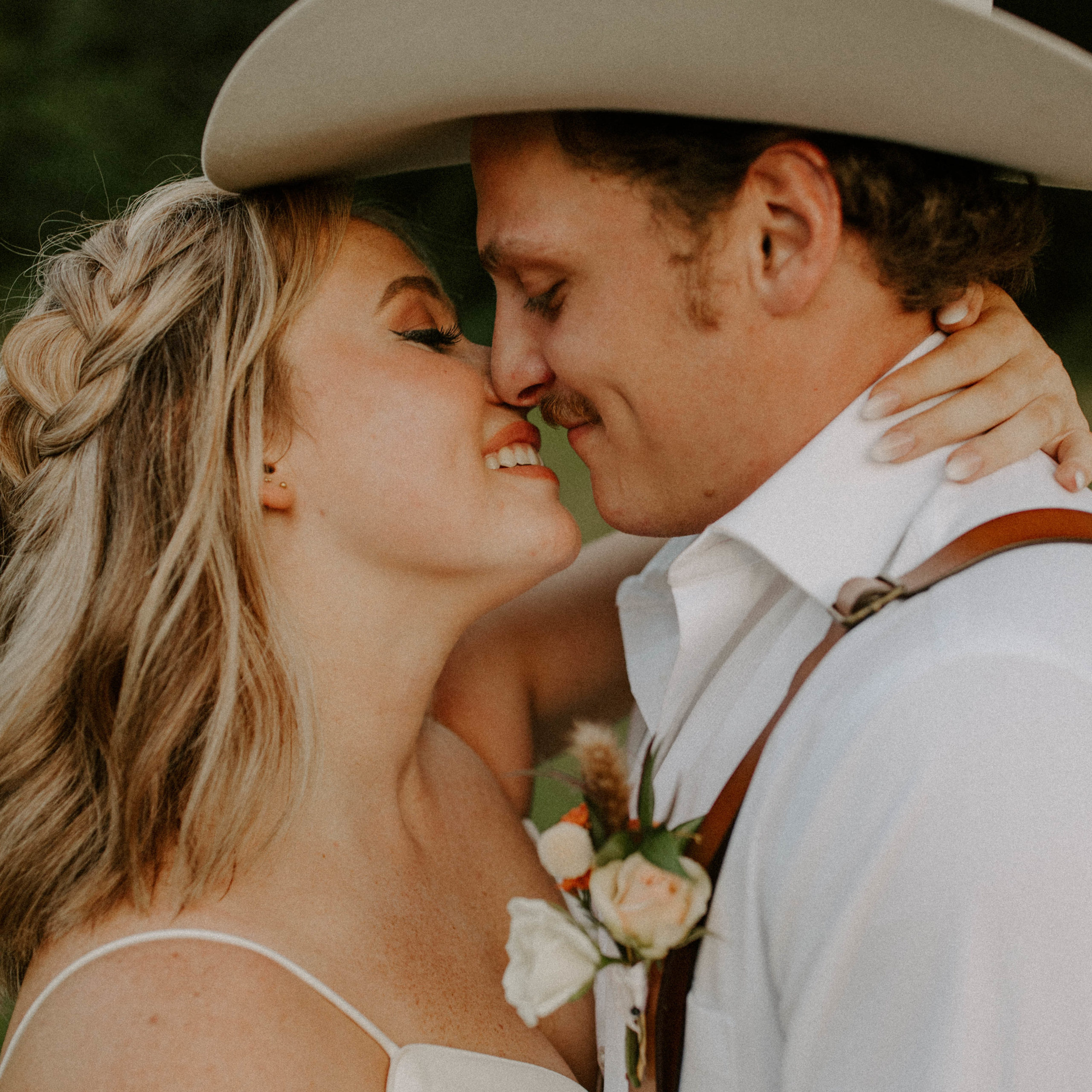 Boho intimate backyard wedding in Texas. These warm and moody images are full of candid and natural moments. Photography by Sullivan Taylor, destination wedding and elopement photographer based in Texas.
